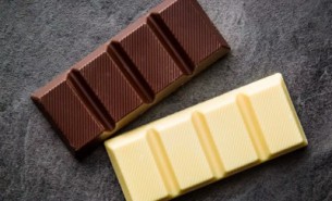 自動稱重機與金屬檢測一體機：巧克力行業(yè)的生產(chǎn)安全保障